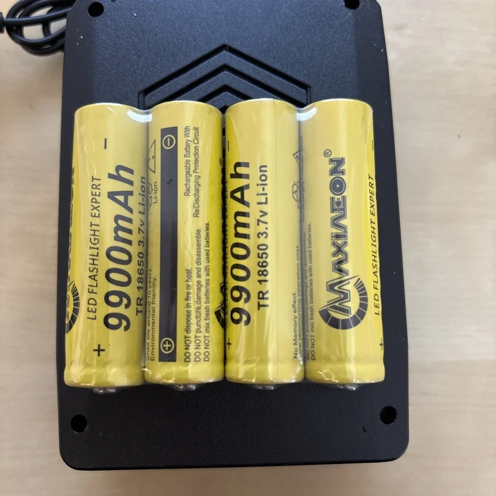 Universal Charger for Rechargeable Battery 3.7V Li-ion Batteries